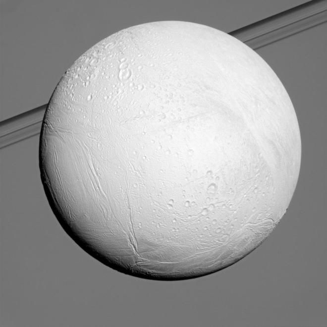 Immagine di Encelado raccolta dalla sonda spaziale Cassini. L'immagine è del 2014 ed è tratta dal sito della NASA all'indirizzo http://photojournal.jpl.nasa.gov/catalog./PIA12753; credi: NASA/JPL/Space Science Institute.